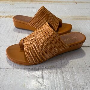 Baretraps Abey NWOT size 7.5 Safari Yellow Post Toe Woven Wedge Sandals Orange